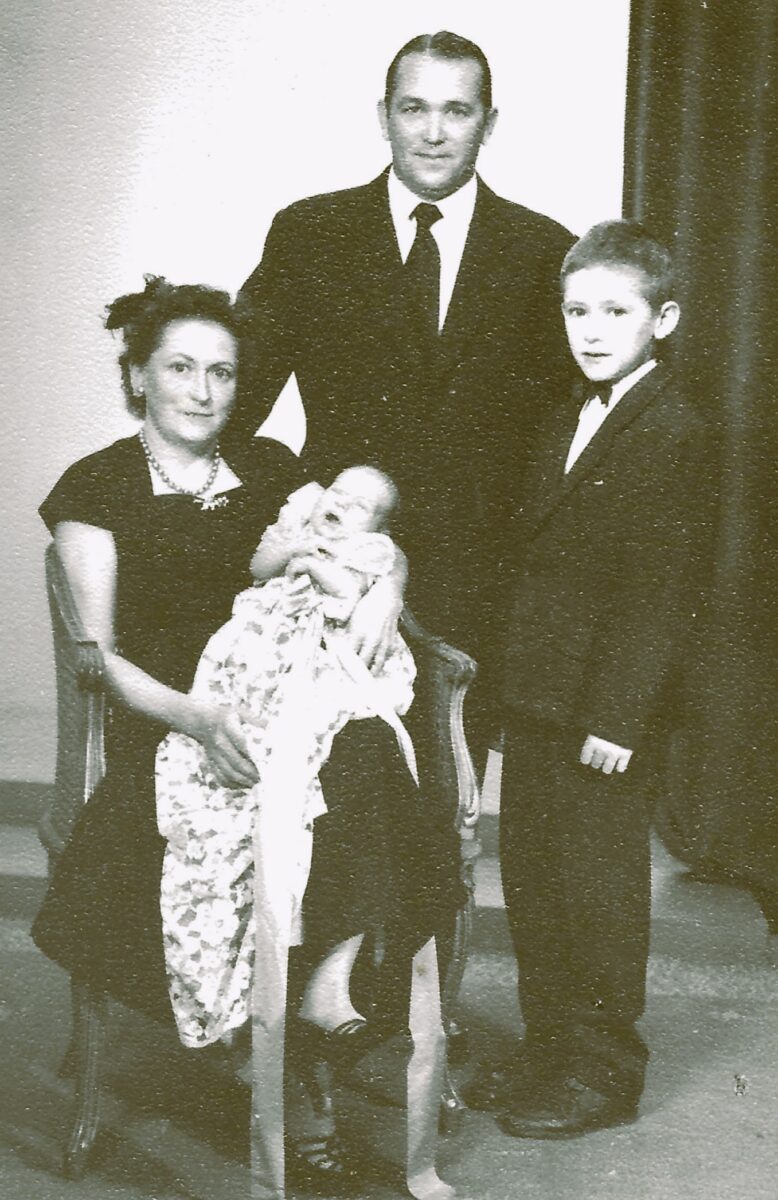 Greta och Hugo med Gert-Åke (1949) och Alf (1958). Foto CFO