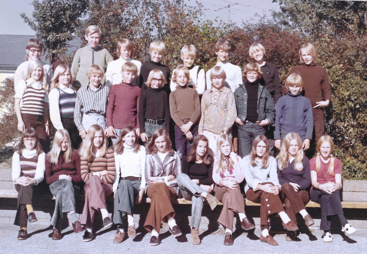 Klass 7 1971 Jonebergsskolan. Fr vä: Bakre raden: Gunilla Jönsson, Göran ”Esset” Nilsson, Lars-Erland Borg, Stefan Sandgren, Glenn Ingemansson, Sven-Olof Karlsson, Jonny Andersson och Claes Andersson. Mittenraden: Marie Jönsson, Cecilia Lannefors, Henric Brinte, Anders Eriksson, Alf Hansson, Ola Eriksson, Tomas Bertilsson, Gillis Lindström o Jesper Arvidsson. Främre raden: Lena Jeppsson, Lena Lund, Marie-Louise Haraldsson, Ulla-Marie Olsson, Marianne Müller, Anna ”Kickan” Börje, Ann-Marie Månsson, NN, Liselott Jönsson o Lena-Lis Larsson.