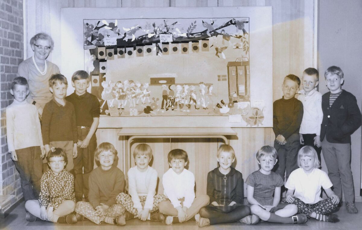 Klass 1 (1965) eller 2 (1966), foto CFO. Fr vä: Stående: Sonja Olsson, Gillis Lindström, Ola Eriksson, Lars-Erland Borg, Anders Eriksson, Glenn Ingemansson och Stefan Sandgren Sittande: Lena Jeppsson, Marie-Louise Haraldsson, Ann -Marie Månsson, Marita Karlsson, Lena-Lis Larsson, Liselott Jönsson och Bibbi Blixt