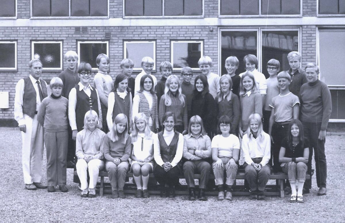 Klass 5 (1969) eller 6 (1970). Foto CFO. Fr vä: Bakre raden: Gunnar Jönsson, Stefan Sandgren, Claes Andersson, Henric Brinte, Jonny, Ola Eriksson, Alf Hansson, Glenn Ingemansson, Anders Eriksson, Lars-Erland Borg, Gillis Lindström, Sven Granqvist och Göran ”Esset” Nilsson. Främre raden: Tomas Bertilsson, Gunilla Jönsson, Ulla-Marie Olsson, Karin Müller, Liselott Jönsson, Marita Karlsson, Sven-Olof Karlsson och Göran ”Esset” Nilsson. Sittande: Bibbi Blixt, Ann-Marie Månsson, Marie Jönsson, NN, Cecilia Lannefors, Lena Jeppsson, Lena Lund och Anna Börje.