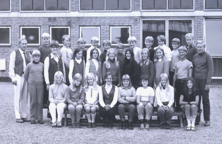 Klass 5 (1969) eller 6 (1970). Foto CFO. Fr vä: Bakre raden: Gunnar Jönsson, Stefan Sandgren, Claes Andersson, Henric Brinte, Jonny, Ola Eriksson, Alf Hansson, Glenn Ingemansson, Anders Eriksson, Lars-Erland Borg, Gillis Lindström, Sven Granqvist och Göran ”Esset” Nilsson. Främre raden: Tomas Bertilsson, Gunilla Jönsson, Ulla-Marie Olsson, Karin Müller, Liselott Jönsson, Marita Karlsson, Sven-Olof Karlsson och Göran ”Esset” Nilsson. Sittande: Bibbi Blixt, Ann-Marie Månsson, Marie Jönsson, NN, Cecilia Lannefors, Lena Jeppsson, Lena Lund och Anna Börje.