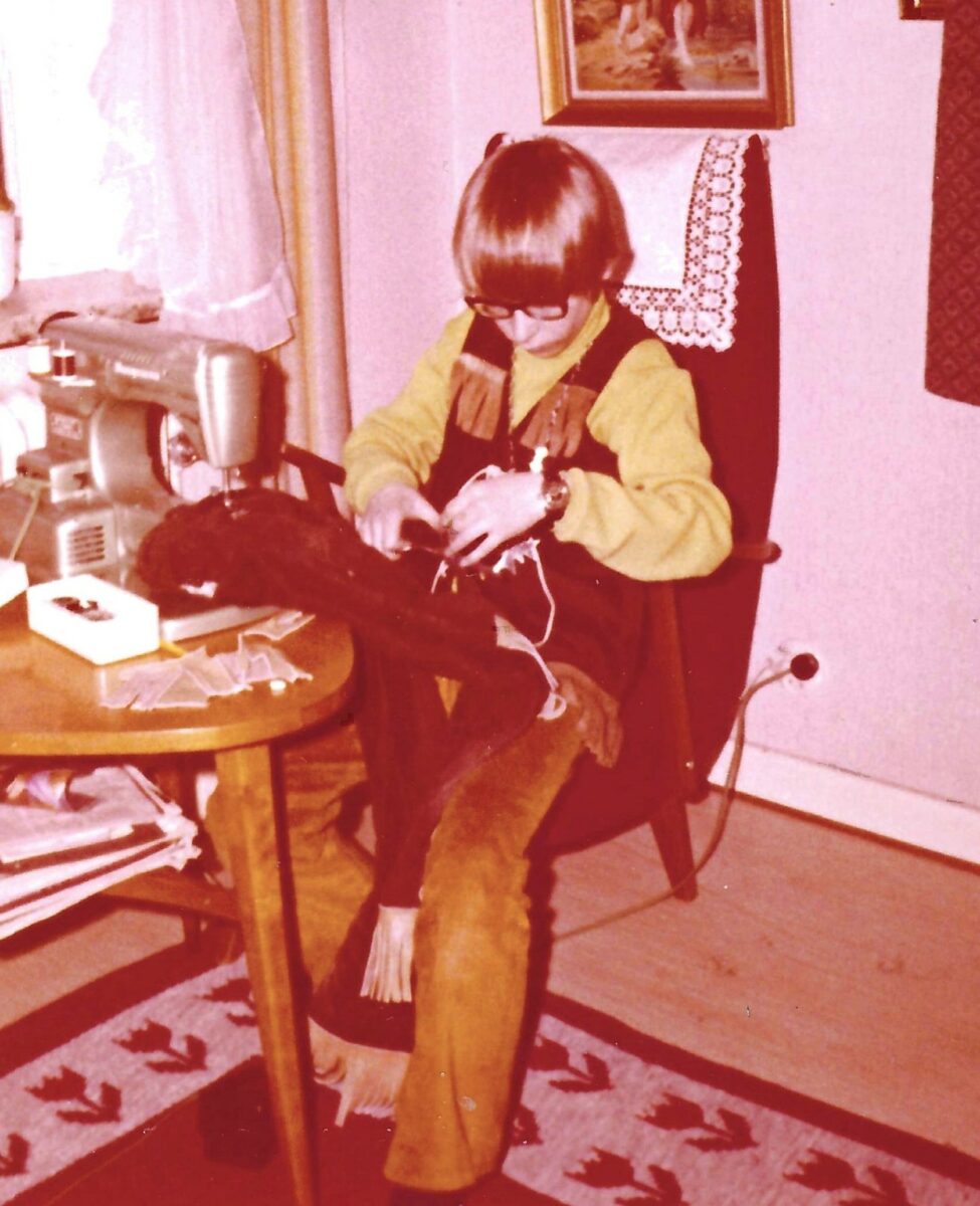 ”Alf han syr fransar på Gerts byxor. Västen har han sytt tidigare i syslöjden. ”Skall tarmludden va uppför eller nerför”. Byxorna som var Gerts sprätte Alf lapparna av på knäna. I kväll den 28 mars 1995 har ja samma gardin och samma gardinkappa.” Skrivet av mor Greta