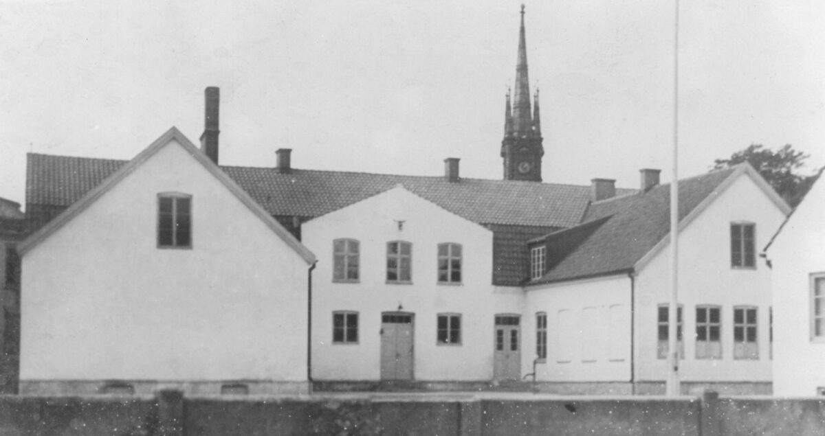 Borrby gamla skola vid Korsoren, från skolgården 1940-tal.