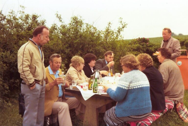 Fr vä: Bertil Mårtensson, Allan Nilsson, Karin Karlsson, Anna-Greta och Helge Karlsson, Helge Nilsson, Edla Nilsson, Anna Nilsson och Margit Stålhammar. Foto K Karlsson