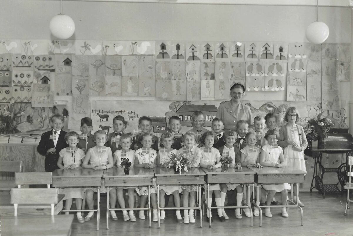Skolklass Borrby 1958. Klass 3. Lärarinna Sonja Olsson. Fotograf CFO. Fr vä: Stående: Nils-Åke Borg, Thom Lindström, Hans-Erik Granqvist, Claus Persson, Per-Olof Nilsson, Klas-Johan Johansson, Gert-Åke Hansson, Ulf Westberg, Sven Olsson, Britt-Marie Ingemansson och Britten Mattsson. Sittande: Eva Lund, Ann-Margret Fridh, Gertrud Karlsson, Marianne Nord, Birgitta Sethsdotter, Elisabeth Jönsson, Ingrid Håkansson, Marita Olsson, Kerstin Håkansson och Eva Andersson.