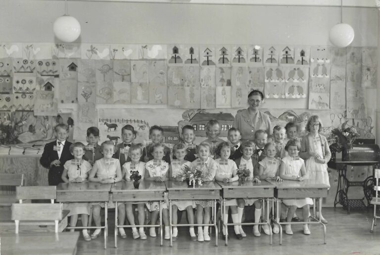 Skolklass Borrby 1958. Klass 3. Lärarinna Sonja Olsson. Fotograf CFO. Fr vä: Stående: Nils-Åke Borg, Thom Lindström, Hans-Erik Granqvist, Claus Persson, Per-Olof Nilsson, Klas-Johan Johansson, Gert-Åke Hansson, Ulf Westberg, Sven Olsson, Britt-Marie Ingemansson och Britten Mattsson. Sittande: Eva Lund, Ann-Margret Fridh, Gertrud Karlsson, Marianne Nord, Birgitta Sethsdotter, Elisabeth Jönsson, Ingrid Håkansson, Marita Olsson, Kerstin Håkansson och Eva Andersson.