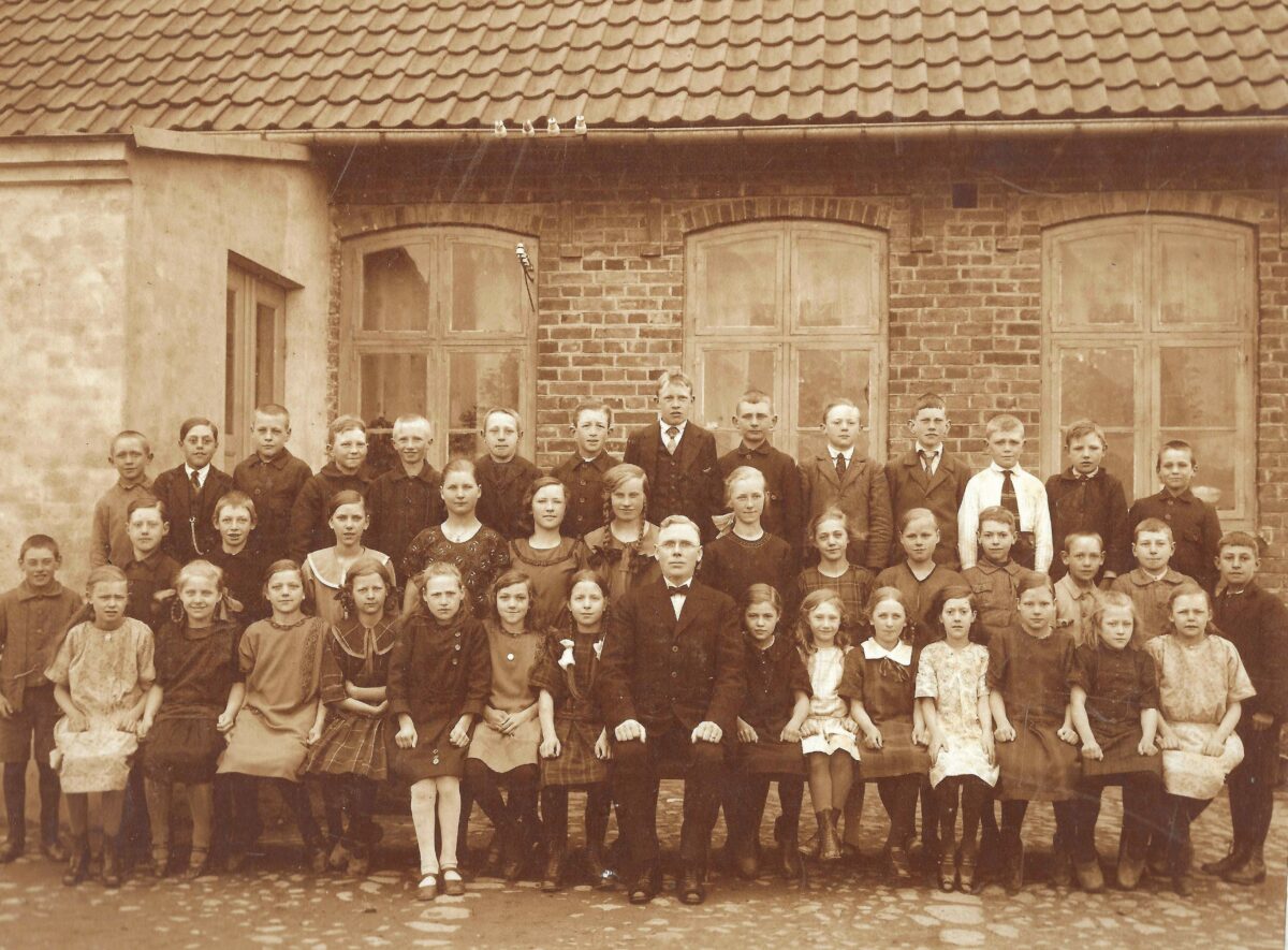 Skolklasser Sandby 1923-24, Fr vä: Bakerst nr 11 Fritiof Andersson och längst ut t hö Georg Olsson. Främst nr 3 Jenny Svensson och nr 6 Svea, syster till Jenny och döttrar till Joel Svensson samt nr 7 Judith, gift Mattsson (köttaffär i Borrby). Lärare Joel Almqvist.