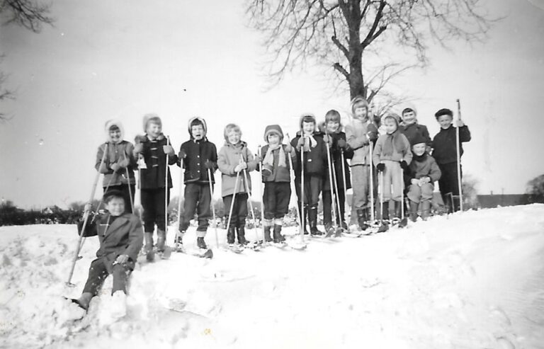 Skolutflykt i Borrby Backar 1957. Klass I. Lärare Ruth Trankell. Fr vä: Håkan Lindström, Vera Malmborg, Kristina Blixt, Elisabeth Olsson, Yvonne Nilsson, Gunilla Lundholm, Birgitta 