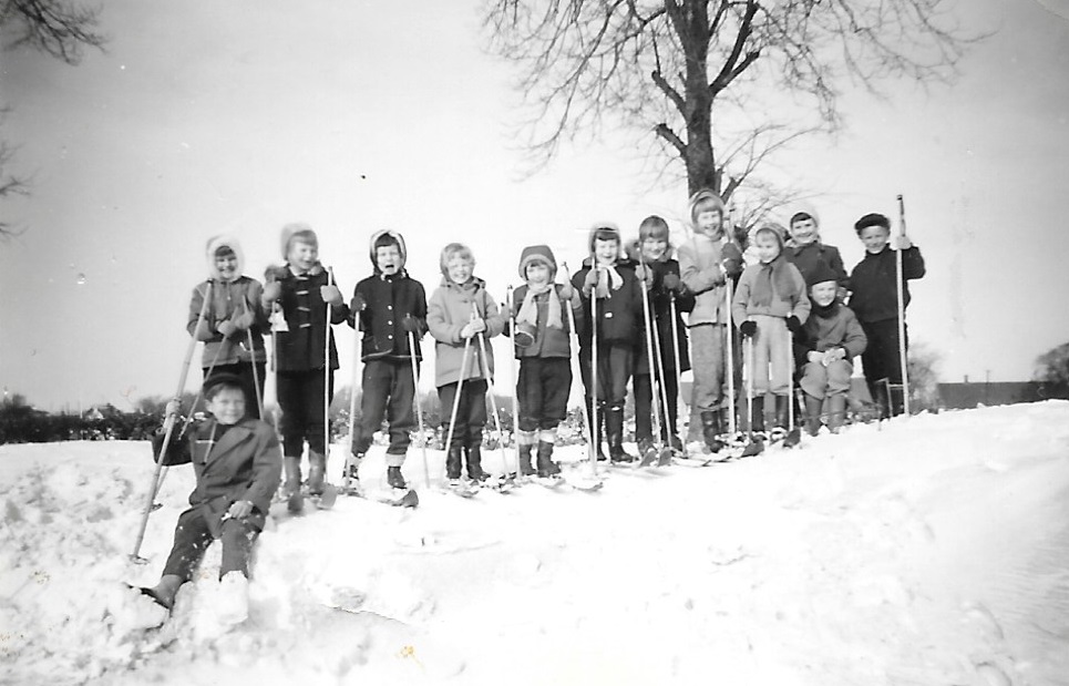 Skolutflykt i Borrby Backar 1957. Klass I. Lärare Ruth Trankell. Fr vä: Håkan Lindström, Vera Malmborg, Kristina Blixt, Elisabeth Olsson, Yvonne Nilsson, Gunilla Lundholm, Birgitta 
