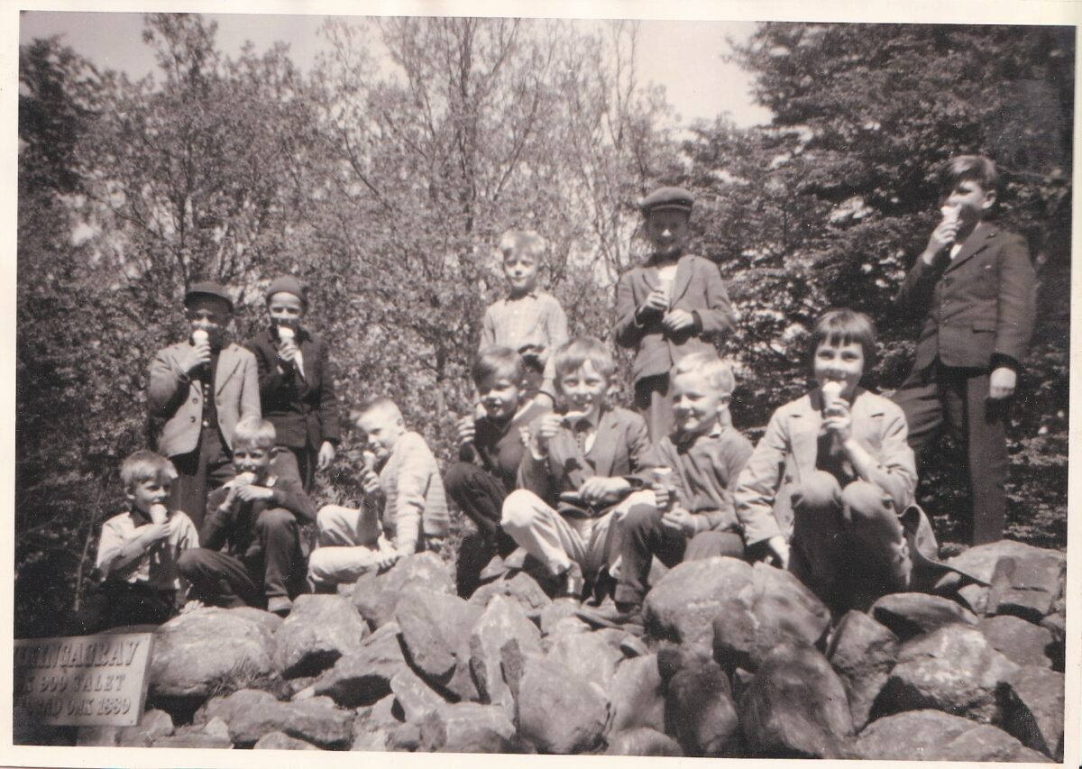 Skolutflykt till Kungagraven i Kivik troligen 1958. Klass I och II. Fr vä: Stående: Einar Dahlman, Guy Persson, Kent Ipsen, Klas Hansson och NN Sittande: Bengt Assarsson, Jan Hallqvist, Ole Madsen, Klas-Evert Nilsson, Kalle Andersson, Roland Thorvaldsson och Lisbet Helmersson