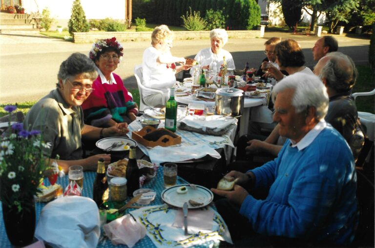 Fr vä: Ulla Karlsson, Lillan Ungh, Karin Karlsson, Ann-Marie Torstensson, Lars-Erik Torstensson, Erik Olsson, Gudrun Nordh, Kaj Olsson och Torsten Karlsson. Foto K Karlsson