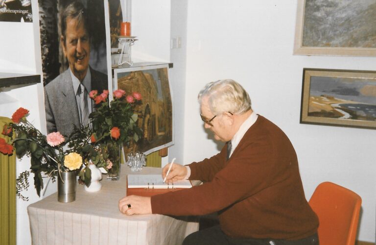 Överallt finns kondoleansböcker, så ock på Föreningsbanken i Borrby. Sture Lindström kondolerar. Foto Kjell Karlsson
