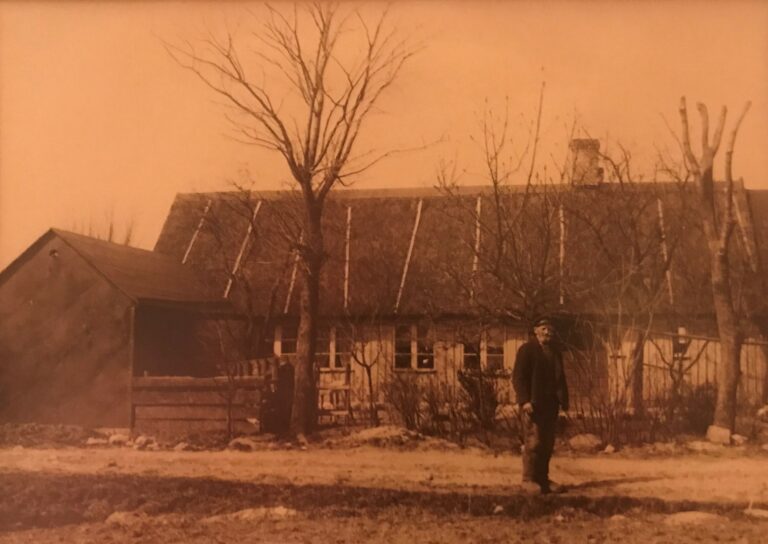 ”Krisjan rojtare” framför sitt lilla lantbruk på Borrby 14, tidigt 1900-tal