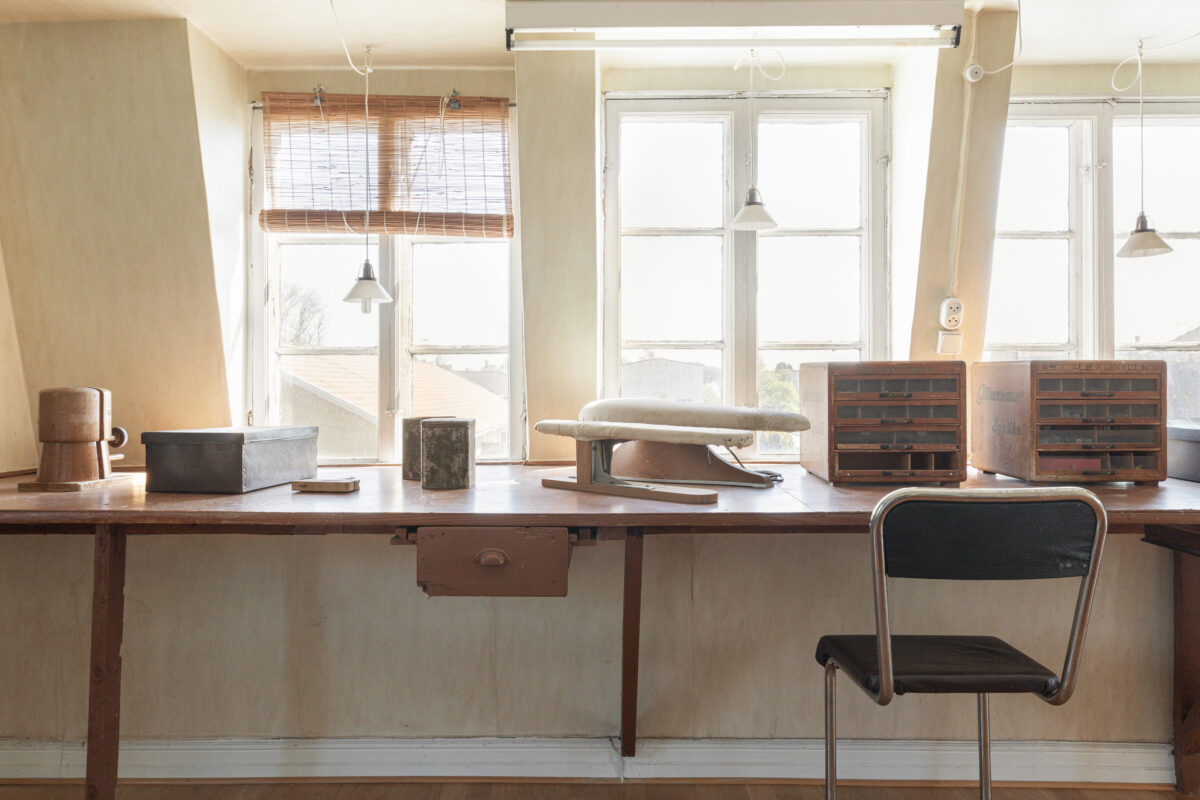 Skrädderiet med strykbrädor och förvaring av sytråd