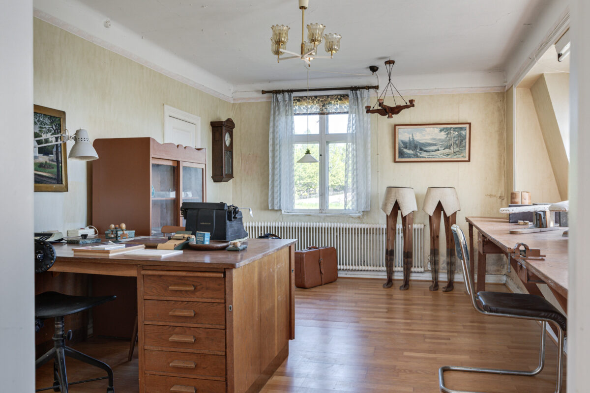 Skrädderiet, lägg märke till benen!