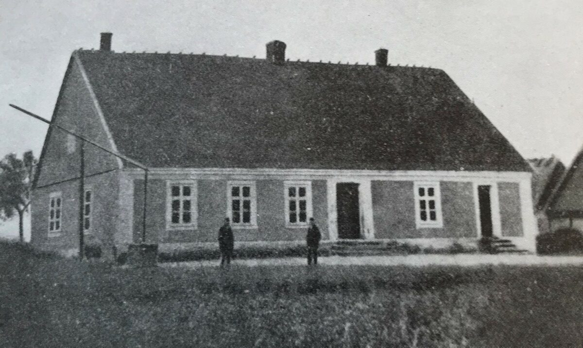 Borrbys första skola byggd för ändamålet 1836. Bygatan 10. 1831 fick Sandby och Blästorp egna skolhus.